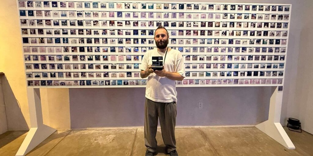 ‘Moments of the Unknown’: Justin Aversano Shares Globetrotting Love Letter to Humanity Decrypt logo